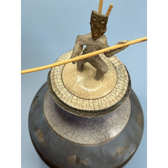Signed Raku Tribal Pottery Sculpture Jar Spear & Fish Motif By Dickason 1993 - Picture 11 of 13